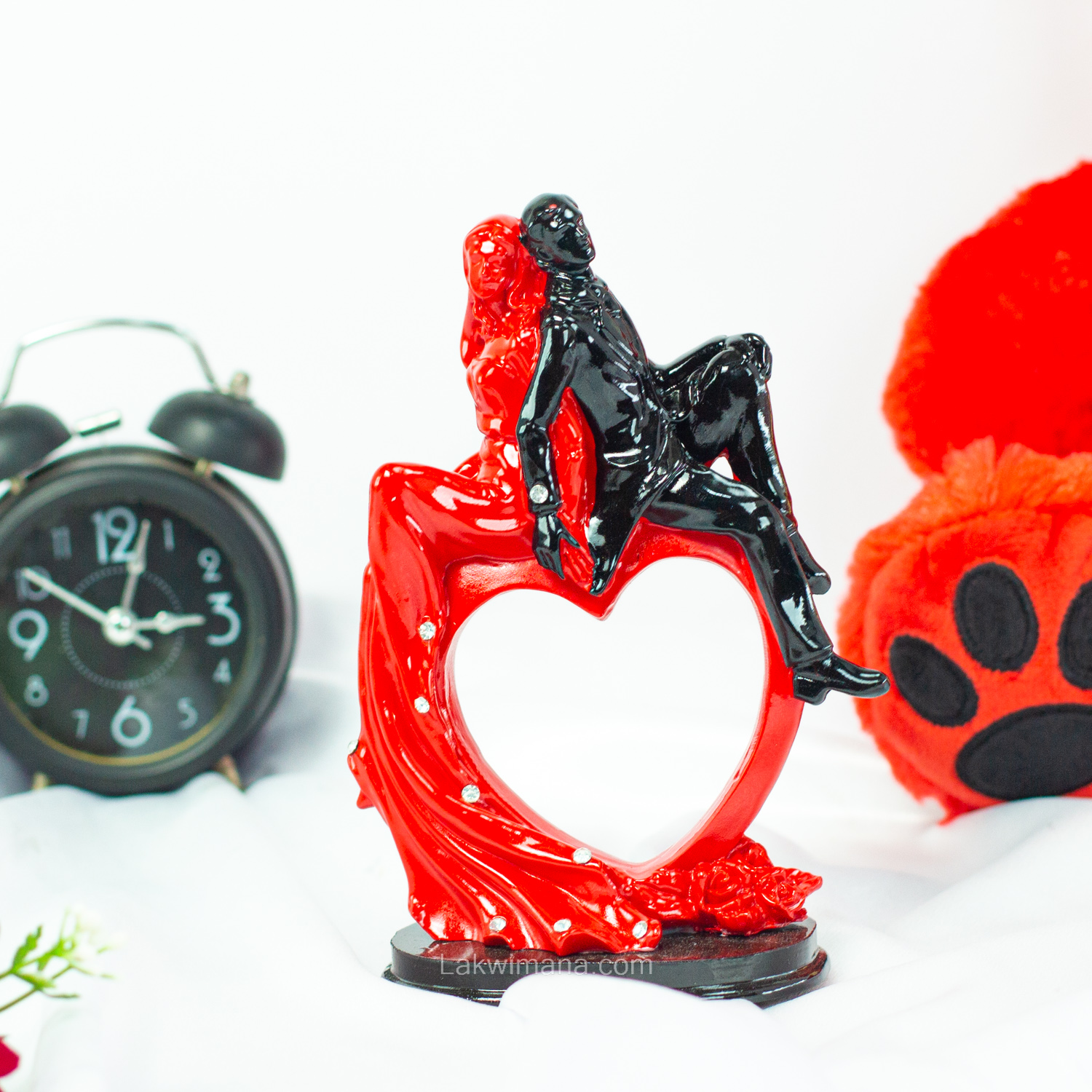 Forever Love Couple Statue